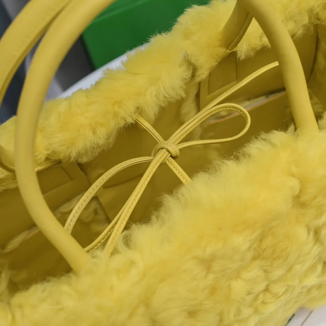 Corn yellow 🐱BV arco tote’s fluffy style, it’s here, it’s here, it’s here with fluff~ You’ll know how cute it is when you see it in person! The soft and fluffy feel is really great. Rua, this year’s furry style, I stand on bv! ! Whether it is a jodie cloud bag or a tote, not all curly teddy fur can be used to make goods. The curl size of the fur directly affects the similarity of the entire bag. Material: full fur and lambskin ➕ lambskin lining is much more expensive than full leather! Again, if you don’t develop without ZP, of course you have to be willing to spend money, size 36*24*12 Size: 36*24*12